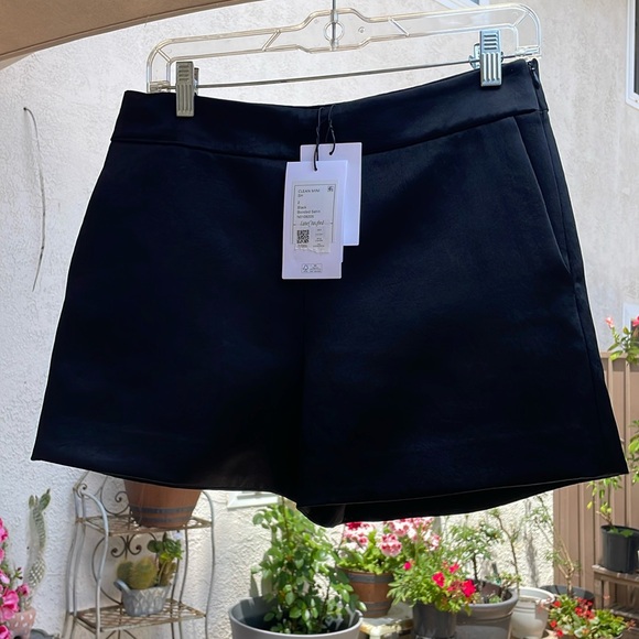 Theory | High-Waist Short in Bonded Satin - Picture 4 of 9